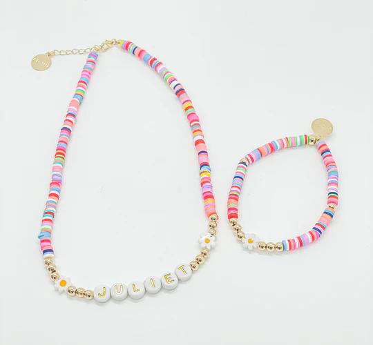 “Ava”-Necklace-with-Daisies
